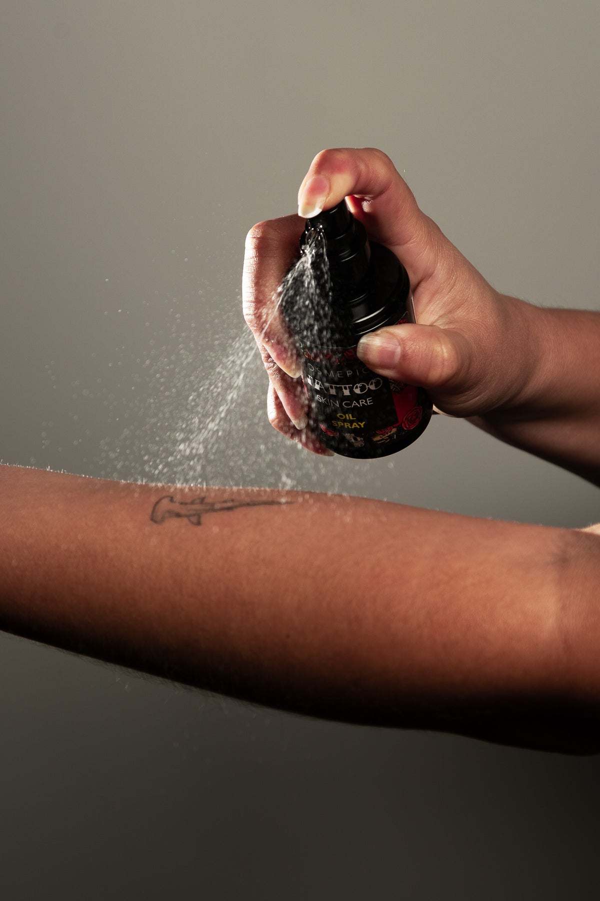 Persona utilizando Tattoo Skin Care