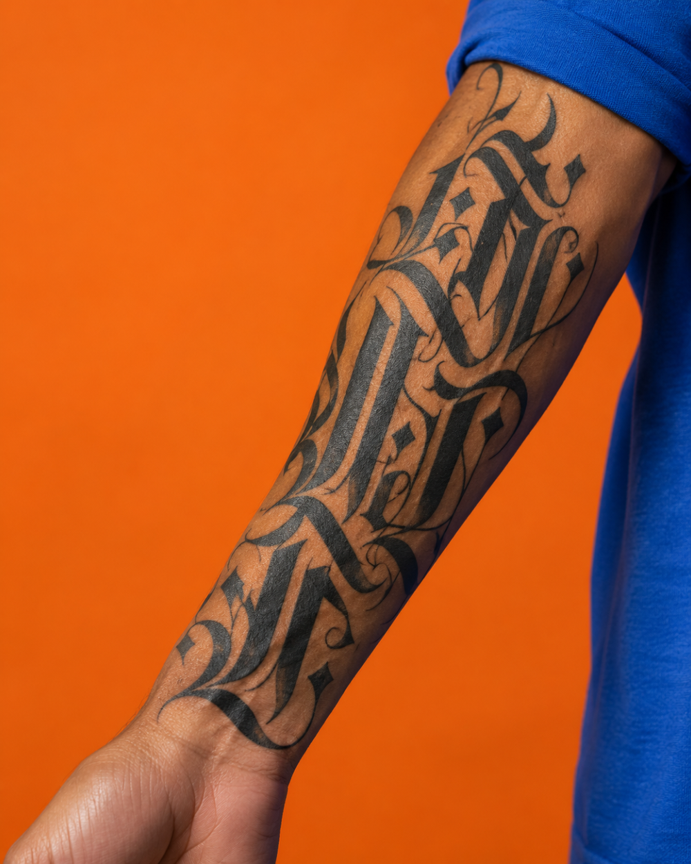 Tatuaje Lettering con letras negras de gran formato en el antebrazo