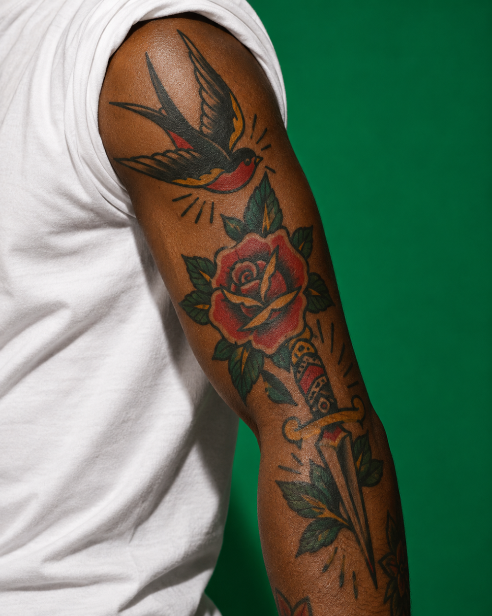 Tatuaje estilo Traditional de rosas a color en el brazo
